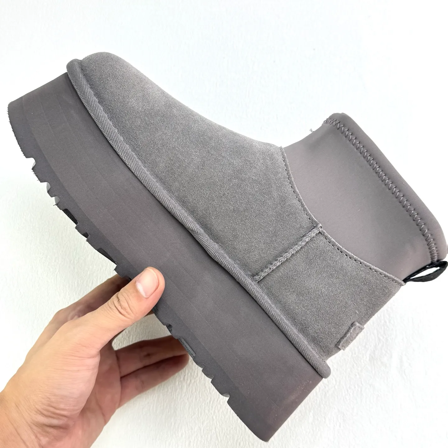 Self-pickup 💰480 Dilireba's same style short boots 2024 latest short elastic boots UGG Dipp boots Mini elastic all-in-one snow boots Short, low, elastic, thick sole 5CM style Upper design Made of high-quality suede, easy to care for, comfortable and fashionable at the same time. The inner material of the shoe is made of wool. It is warm and heat-locking to keep you warm in the winter. Sole design is lightweight and cushioning, making it comfortable to go out on the street. EVA outer disc makes walking easier FD official item number: 1168170 Size: 35 36 37 38 39 40